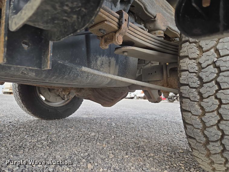 image for item ET1122 2013 Chevrolet Silverado 2500HD Crew Cab pickup truck