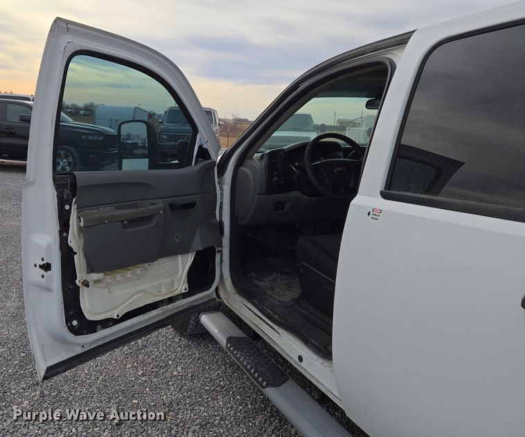 image for item ET1122 2013 Chevrolet Silverado 2500HD Crew Cab pickup truck