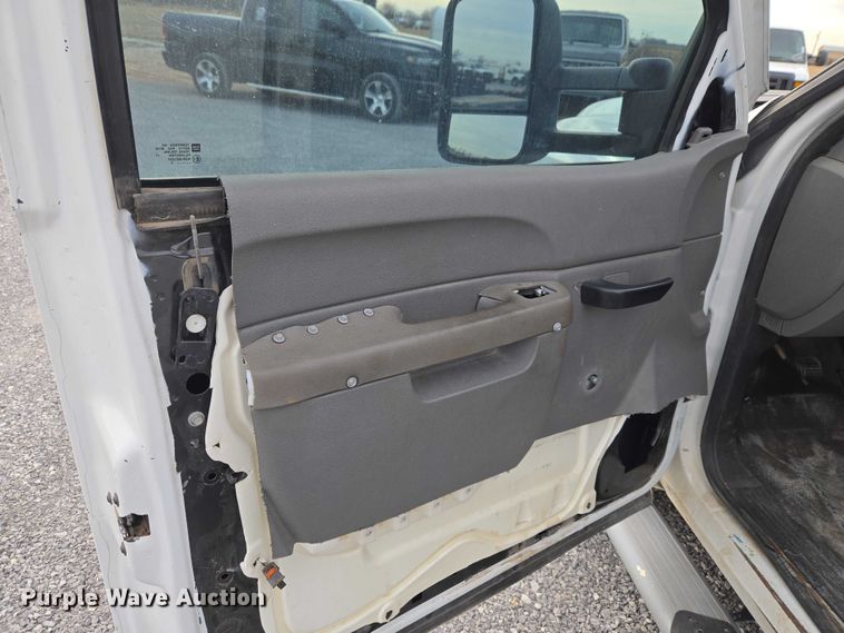 image for item ET1122 2013 Chevrolet Silverado 2500HD Crew Cab pickup truck