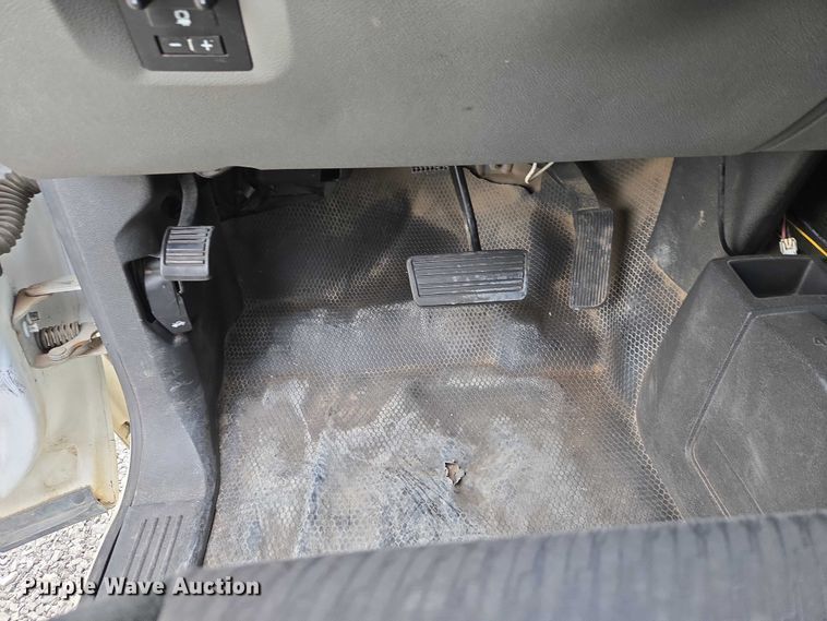 image for item ET1122 2013 Chevrolet Silverado 2500HD Crew Cab pickup truck