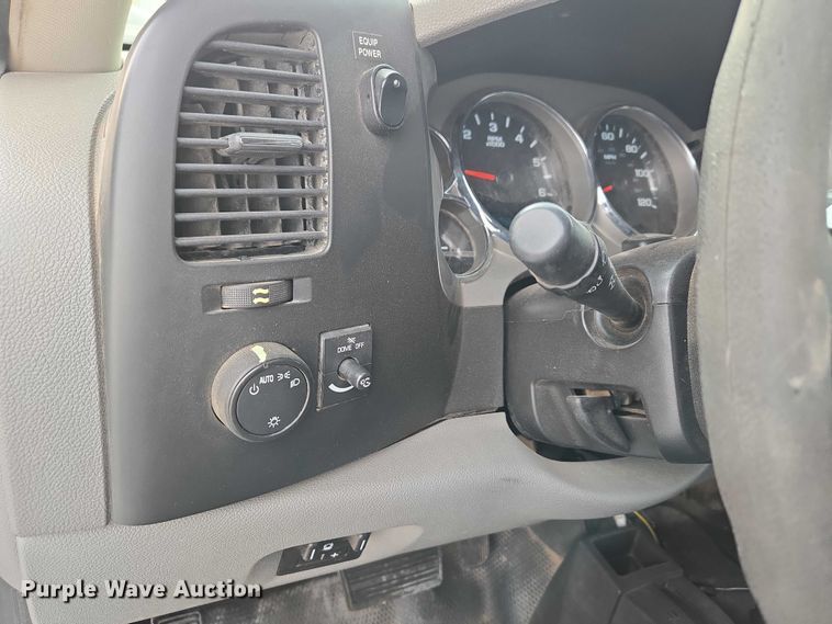 image for item ET1122 2013 Chevrolet Silverado 2500HD Crew Cab pickup truck