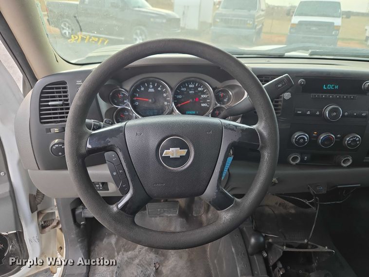 image for item ET1122 2013 Chevrolet Silverado 2500HD Crew Cab pickup truck