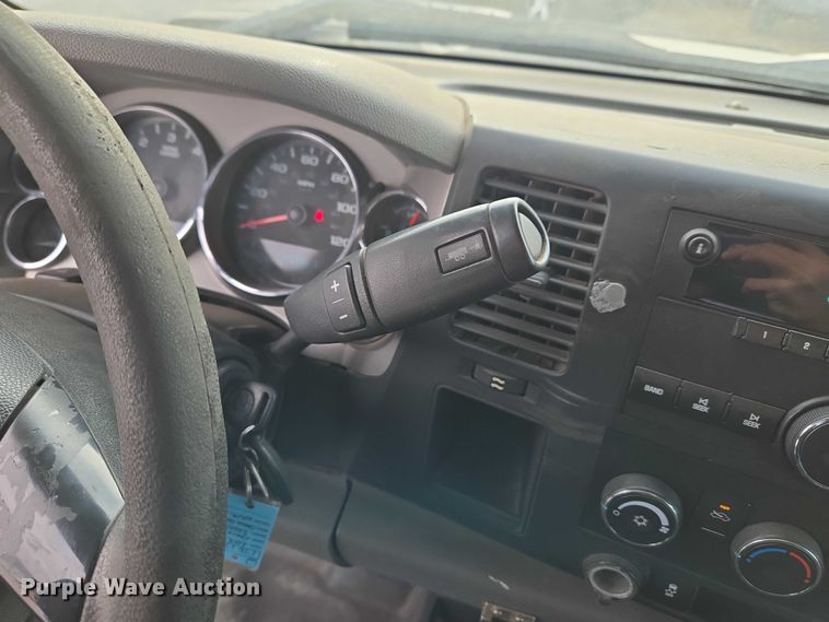 image for item ET1122 2013 Chevrolet Silverado 2500HD Crew Cab pickup truck