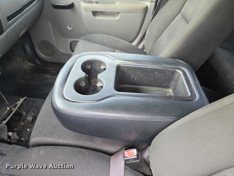 image for item ET1122 2013 Chevrolet Silverado 2500HD Crew Cab pickup truck