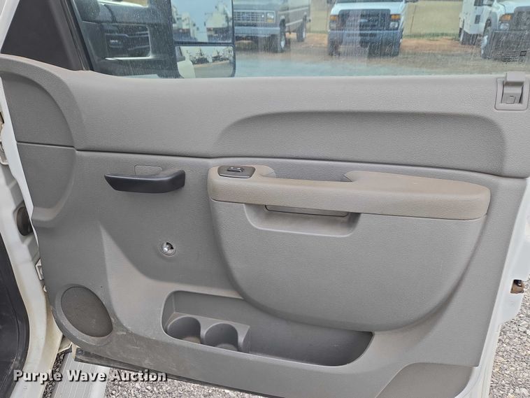 image for item ET1122 2013 Chevrolet Silverado 2500HD Crew Cab pickup truck