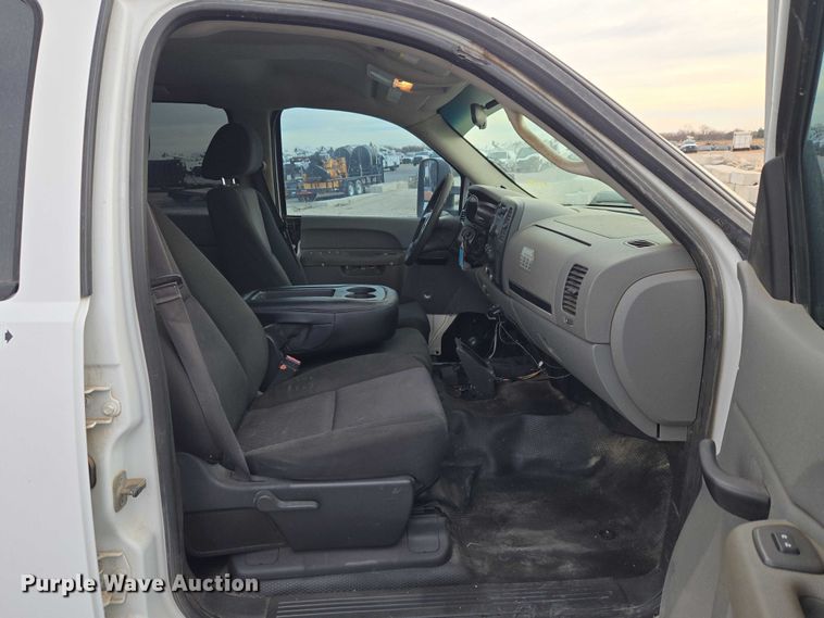 image for item ET1122 2013 Chevrolet Silverado 2500HD Crew Cab pickup truck