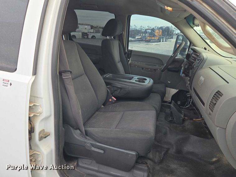 image for item ET1122 2013 Chevrolet Silverado 2500HD Crew Cab pickup truck