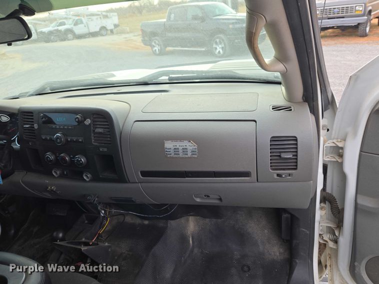 image for item ET1122 2013 Chevrolet Silverado 2500HD Crew Cab pickup truck