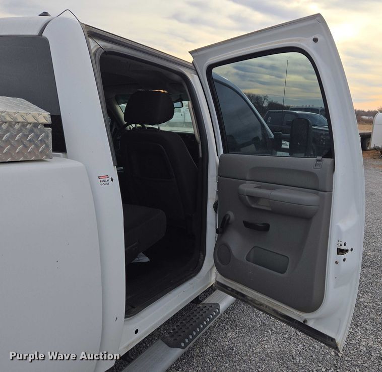 image for item ET1122 2013 Chevrolet Silverado 2500HD Crew Cab pickup truck