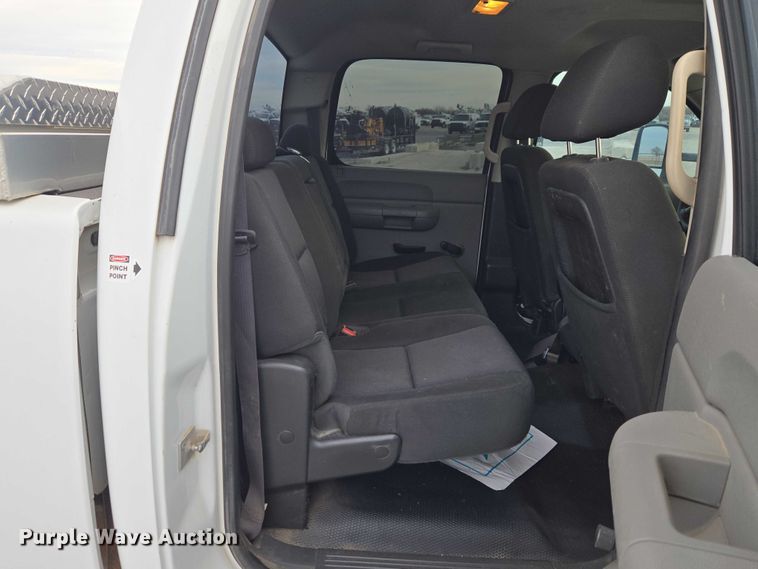 image for item ET1122 2013 Chevrolet Silverado 2500HD Crew Cab pickup truck