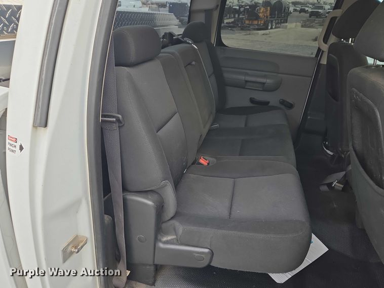 image for item ET1122 2013 Chevrolet Silverado 2500HD Crew Cab pickup truck