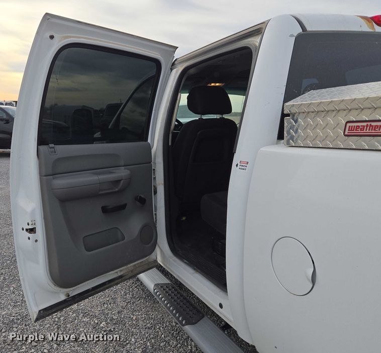 image for item ET1122 2013 Chevrolet Silverado 2500HD Crew Cab pickup truck