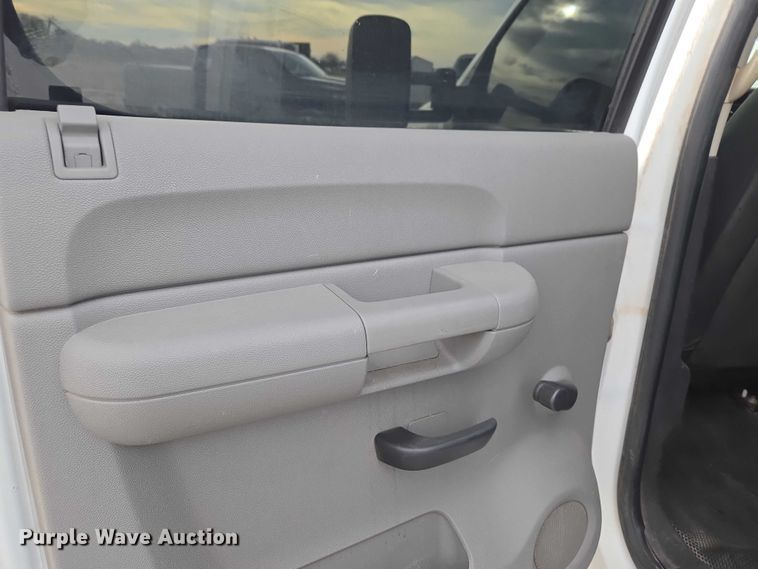 image for item ET1122 2013 Chevrolet Silverado 2500HD Crew Cab pickup truck