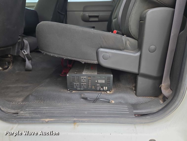 image for item ET1122 2013 Chevrolet Silverado 2500HD Crew Cab pickup truck