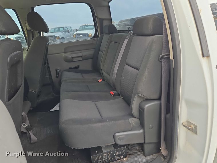 image for item ET1122 2013 Chevrolet Silverado 2500HD Crew Cab pickup truck