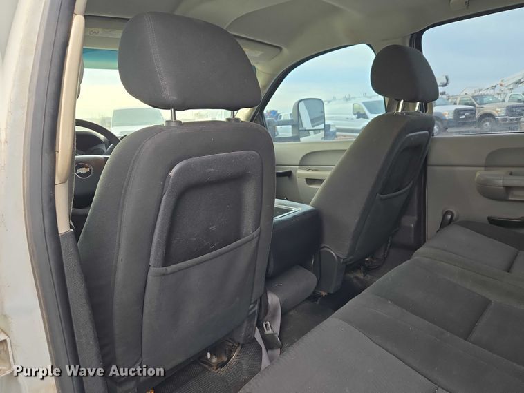 image for item ET1122 2013 Chevrolet Silverado 2500HD Crew Cab pickup truck