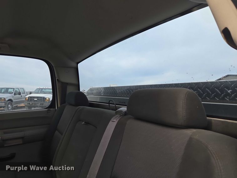 image for item ET1122 2013 Chevrolet Silverado 2500HD Crew Cab pickup truck