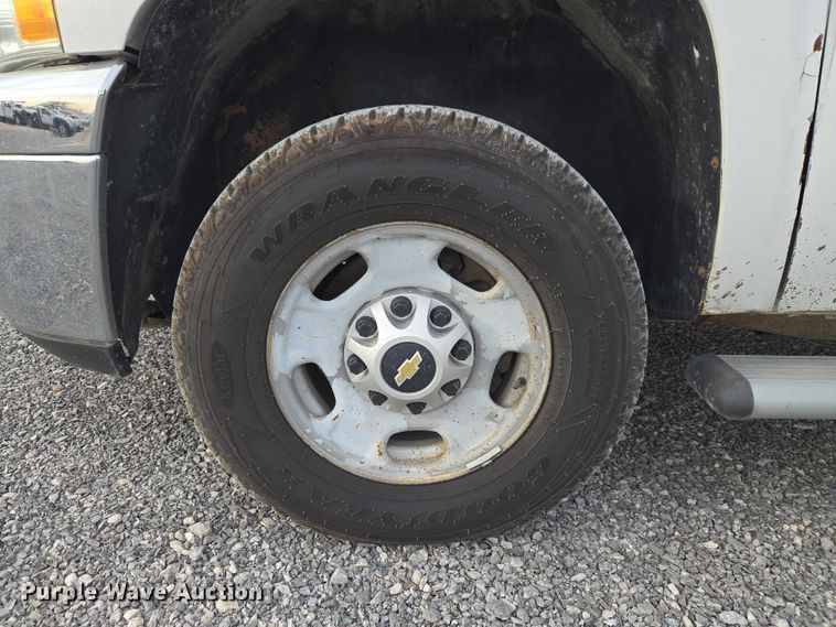 image for item ET1122 2013 Chevrolet Silverado 2500HD Crew Cab pickup truck