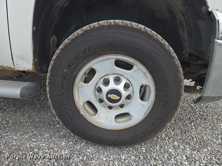 image for item ET1122 2013 Chevrolet Silverado 2500HD Crew Cab pickup truck