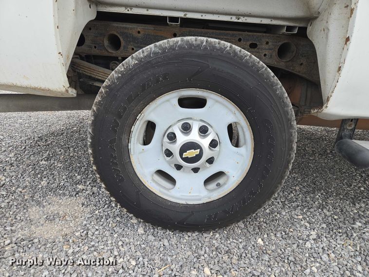 image for item ET1122 2013 Chevrolet Silverado 2500HD Crew Cab pickup truck