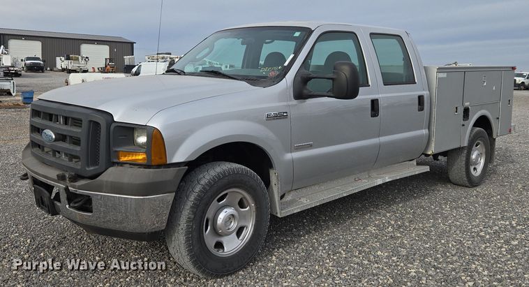 image for item ET1123 2005 Ford F350 Super Duty XL Crew Cab utility bed pickup truck