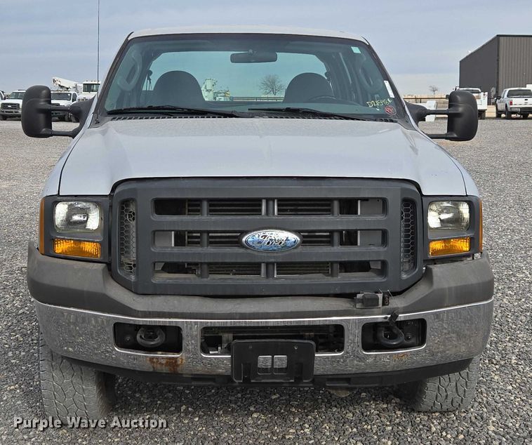 image for item ET1123 2005 Ford F350 Super Duty XL Crew Cab utility bed pickup truck
