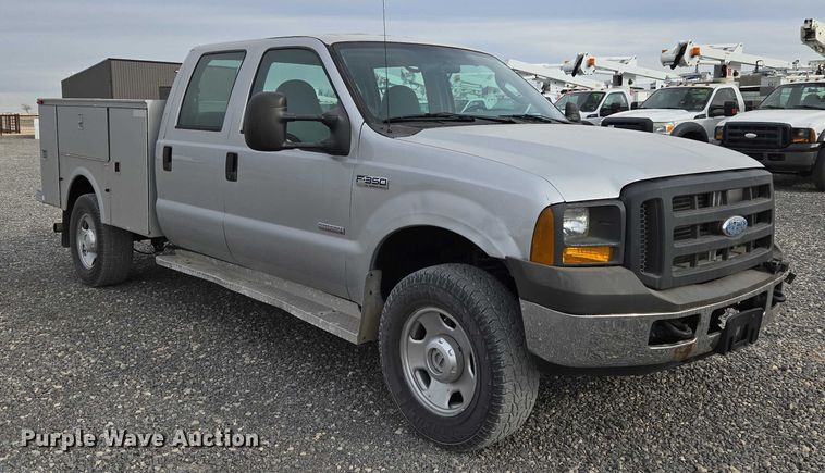 image for item ET1123 2005 Ford F350 Super Duty XL Crew Cab utility bed pickup truck