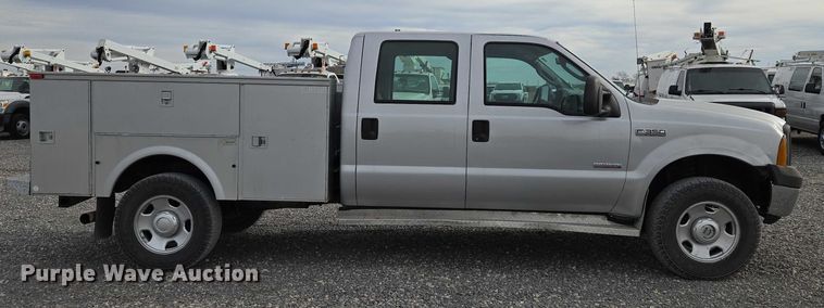 image for item ET1123 2005 Ford F350 Super Duty XL Crew Cab utility bed pickup truck