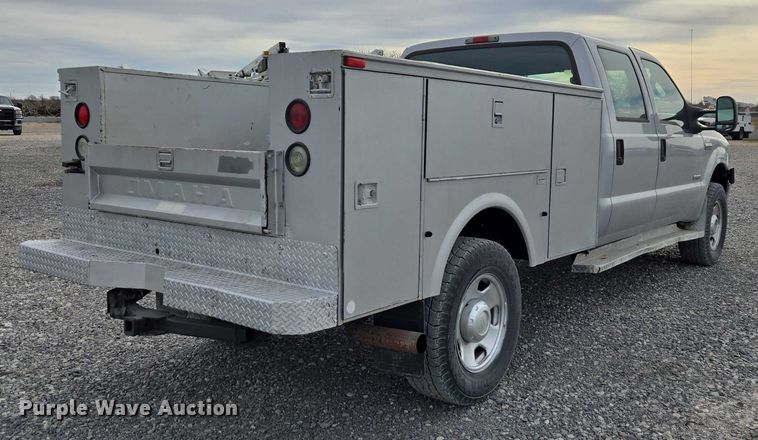 image for item ET1123 2005 Ford F350 Super Duty XL Crew Cab utility bed pickup truck