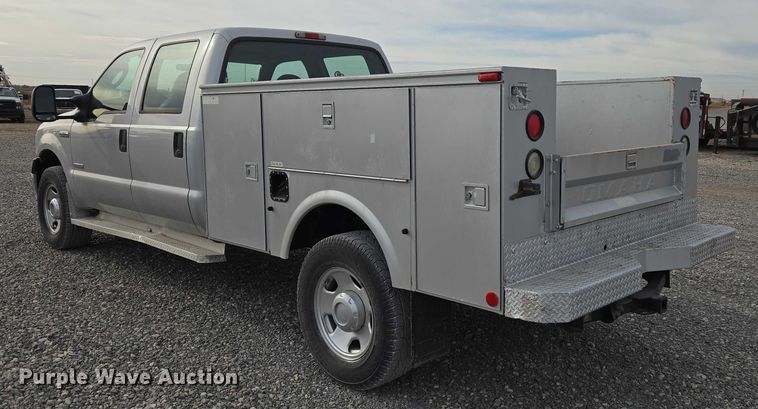 image for item ET1123 2005 Ford F350 Super Duty XL Crew Cab utility bed pickup truck