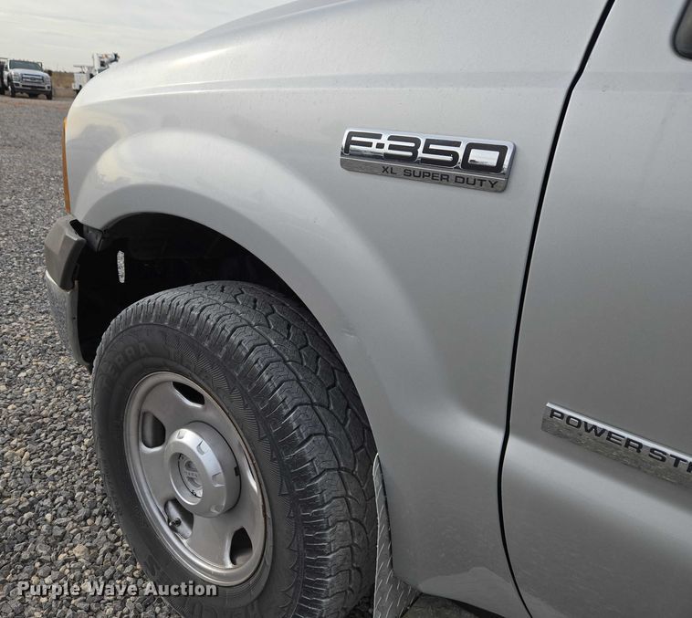 image for item ET1123 2005 Ford F350 Super Duty XL Crew Cab utility bed pickup truck