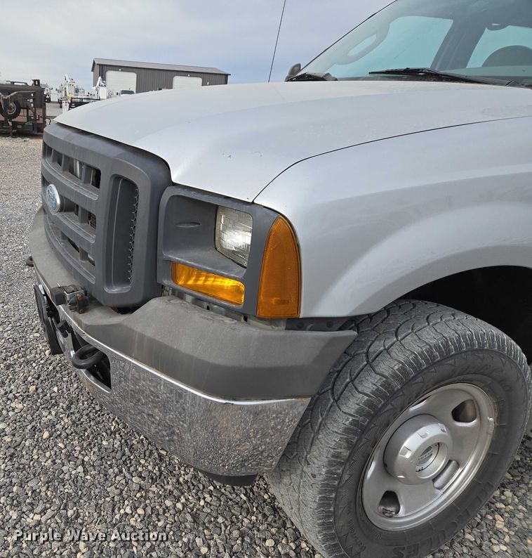 image for item ET1123 2005 Ford F350 Super Duty XL Crew Cab utility bed pickup truck