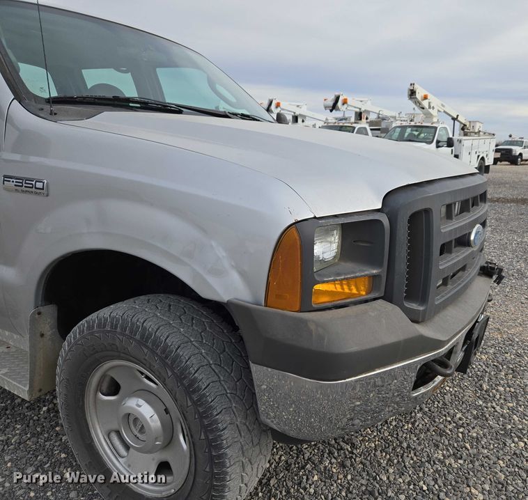 image for item ET1123 2005 Ford F350 Super Duty XL Crew Cab utility bed pickup truck