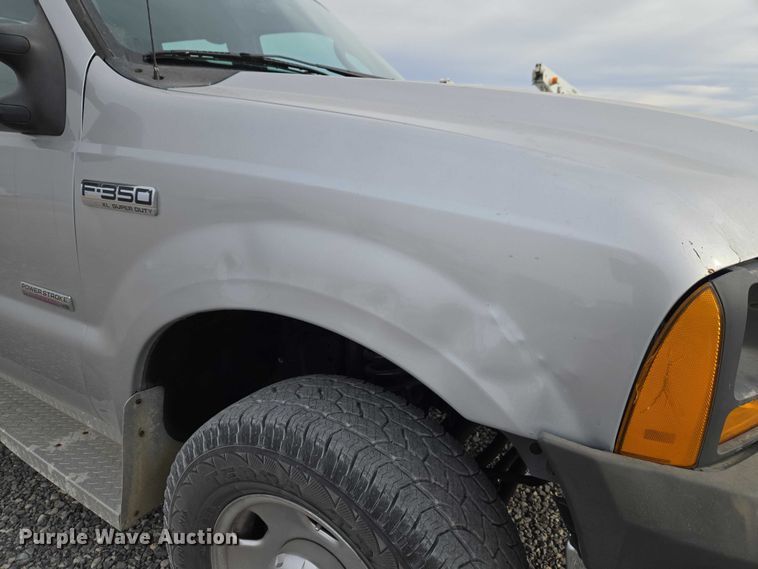 image for item ET1123 2005 Ford F350 Super Duty XL Crew Cab utility bed pickup truck