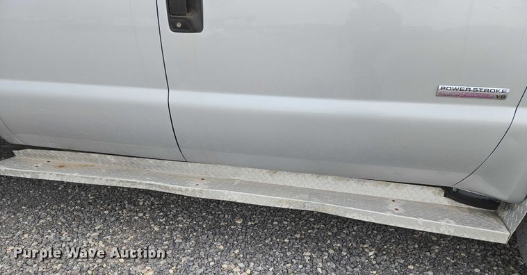 image for item ET1123 2005 Ford F350 Super Duty XL Crew Cab utility bed pickup truck