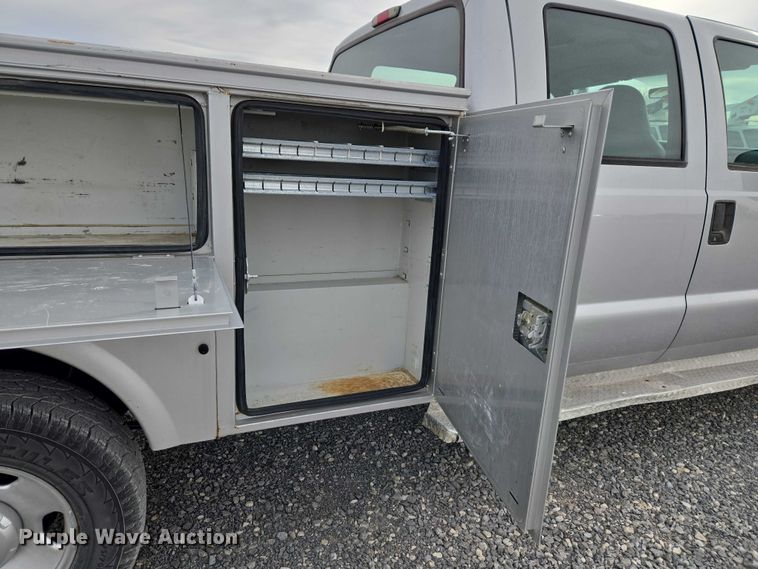 image for item ET1123 2005 Ford F350 Super Duty XL Crew Cab utility bed pickup truck
