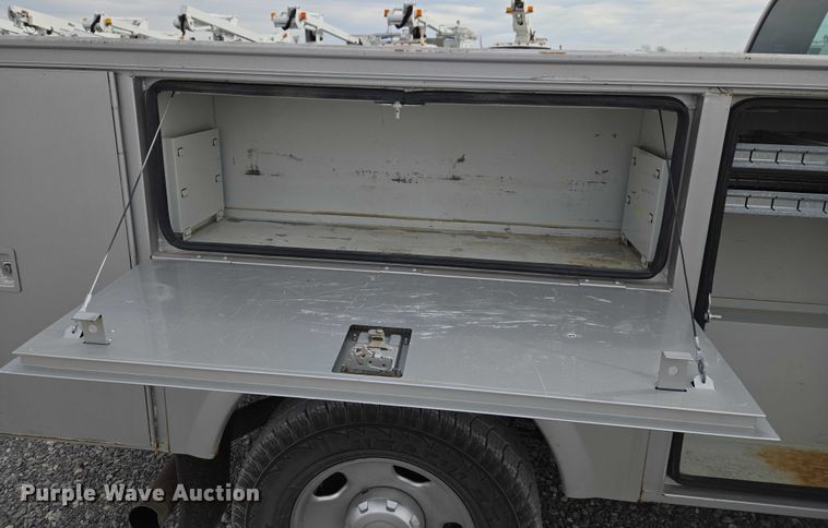 image for item ET1123 2005 Ford F350 Super Duty XL Crew Cab utility bed pickup truck