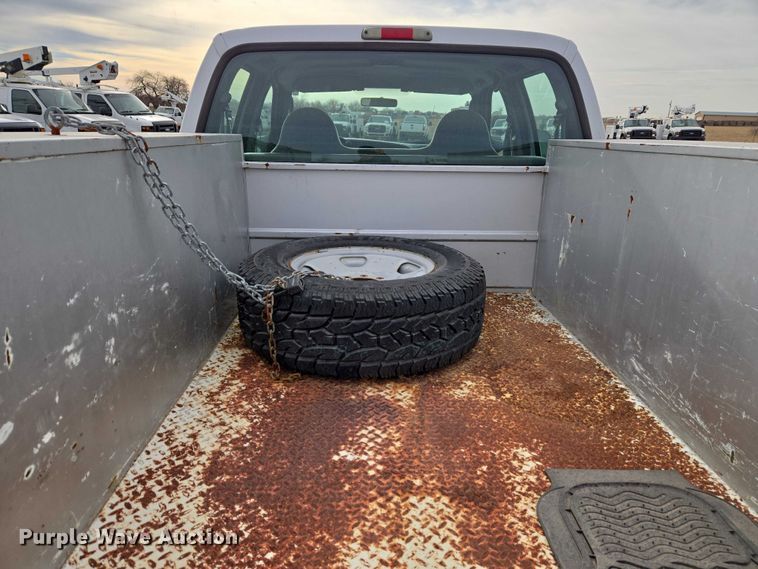 image for item ET1123 2005 Ford F350 Super Duty XL Crew Cab utility bed pickup truck