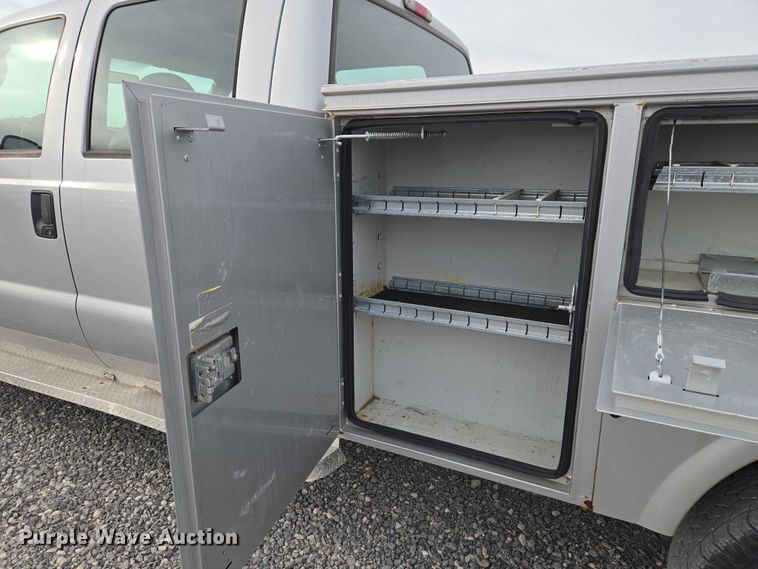 image for item ET1123 2005 Ford F350 Super Duty XL Crew Cab utility bed pickup truck
