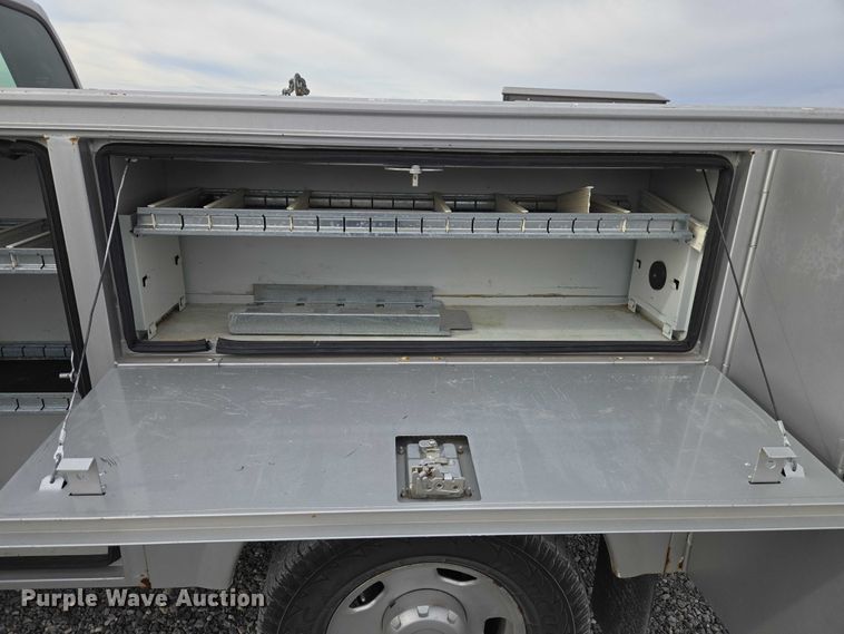 image for item ET1123 2005 Ford F350 Super Duty XL Crew Cab utility bed pickup truck