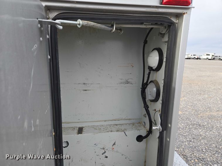 image for item ET1123 2005 Ford F350 Super Duty XL Crew Cab utility bed pickup truck