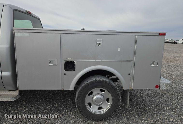 image for item ET1123 2005 Ford F350 Super Duty XL Crew Cab utility bed pickup truck