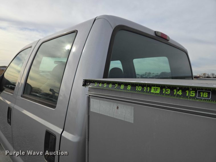 image for item ET1123 2005 Ford F350 Super Duty XL Crew Cab utility bed pickup truck