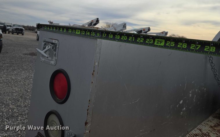 image for item ET1123 2005 Ford F350 Super Duty XL Crew Cab utility bed pickup truck