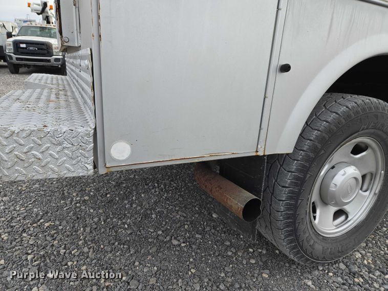 image for item ET1123 2005 Ford F350 Super Duty XL Crew Cab utility bed pickup truck