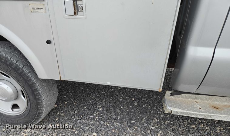 image for item ET1123 2005 Ford F350 Super Duty XL Crew Cab utility bed pickup truck