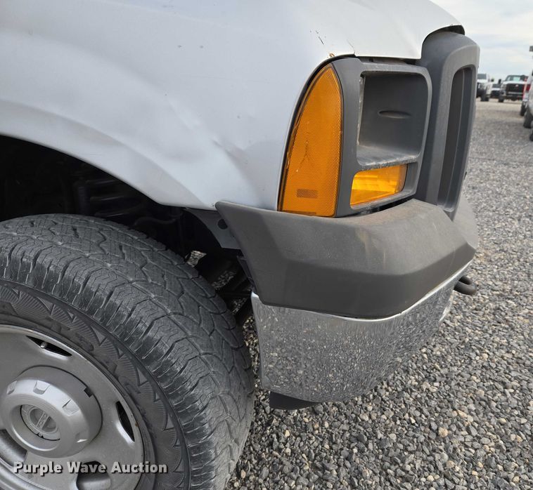 image for item ET1123 2005 Ford F350 Super Duty XL Crew Cab utility bed pickup truck