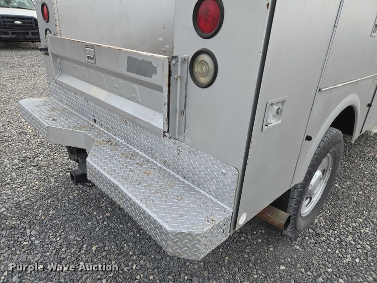 image for item ET1123 2005 Ford F350 Super Duty XL Crew Cab utility bed pickup truck