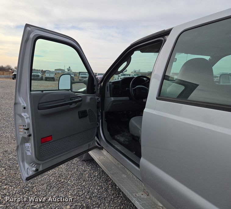 image for item ET1123 2005 Ford F350 Super Duty XL Crew Cab utility bed pickup truck