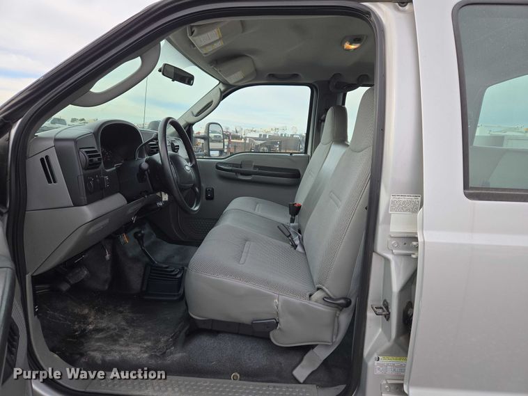 image for item ET1123 2005 Ford F350 Super Duty XL Crew Cab utility bed pickup truck